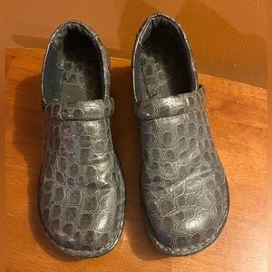 Born Concepts b.o.c Gray Emboss Clogs Women’s Slip on Shoes Size 9/40